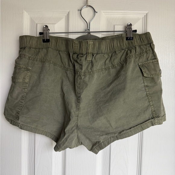 URBAN OUTFITTERS Zipped Y2K Cargo Shorts Green Buttoned Mid Rise Utility Size 8 - Picture 3 of 7